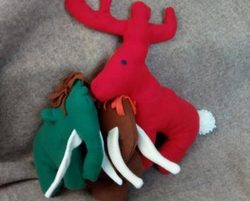 Eiszeittiere können Teilnehmende des Kreativ-Workshops am Valentinstag nähen. <br>Foto: LWL