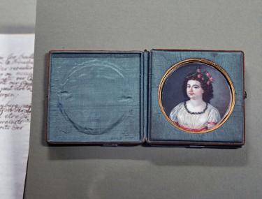 Dieses Miniatur-Portrait im Lederetui, das derzeit in der Ausstellung "775-Westfalen" zu sehen ist, zeigt die junge Fürstin Pauline ganz privat - vielleicht ein Hochzeitsgeschenk für ihren Mann? <br>Lippisches Landesmuseum Detmold, K0098/2004 <br>Foto: LWL/Wolf