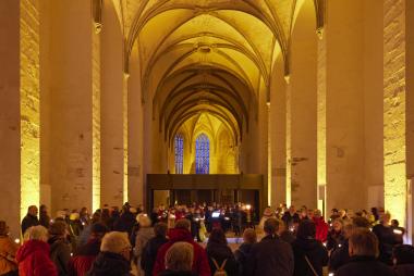 Stimmungsvoller Abschluss: Bei einem gemeinsamen Gottesdienst feiert die Arbeitsgruppe "Alternative Gottesdienste" des Pastoralen Raums Wünnenberg-Lichtenau, dem Haarener Chor "St. Vitus Singers" und den Museumsgästen den traditionellen Abschluss der Weihnachtszeit.<br>Foto: LWL/Philipp Fölting 