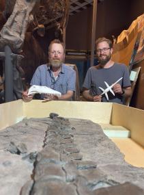 In die Welt der Dinosaurier führen Sven Sachs (li.) und Dr. Achim Schwermann ein. <br>Foto: LWL/Leckelt-Hüls