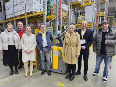 Machten sich ein Bild von den neuen Inklusionsabteilungen: Melanie Gebel (v.l./REWE Freigang), Roderich Dörner (REWE West), Melanie Klimpel (Geschäftsführerin REWE Dortmund), Ralph Peya (LWL-Inklusionsamt Arbeit), Yulia Renk (Schwerbehindertenvertretung REWE Frischelogistik, Dr. Georg Lunemann (der Direktor des LWL) und Lars Süwolto (Betriebsratsvorsitzender REWE Frischelogistik).<br>Foto: LWL/Markus Fischer
