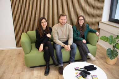 Das Moderatoren-Team freut sich über die spannenden Folgen der zweiten Podcast-Staffel "Seelenstruggle", die nun startet. Von links: Davina Hahn (Kinder- und Jugendlichenpsychotherapeutin der LWL-Universitätsklinik Hamm), Radiomoderator Kai Klüting und Dr. Laura Derks (Kinder- und Jugendlichenpsychotherapeutin, LWL-Universitätsklinik Hamm).<br>Foto: LWL/Scheefeldt