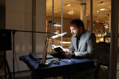 Inmitten der Dauerausstellung lies Dr. Alexander Berner aus Sherlock Holmes.<br>Foto: LWL/ M. Lagers