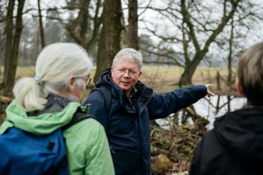 Dr. Christoph Lünterbusch spricht im Dobergmuseum in Bünde über Wiedervernässung für mehr Artenvielfalt und Klimaschutz. <br>oto: LWL/Steinweg