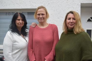 Zu Besuch in der Gastfamilie. V.l. Gastmutter Frau W., Steffi K. und ihre Betreuerin Antje Kampmann vom LWL-Teilhabezentrum Soest.<br>Foto: LWL/Stephanie Dreps