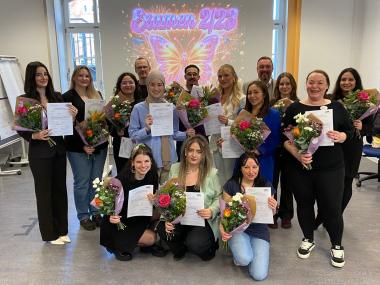 Die frischgebackenen Pflegefachkräfte mit den Kursleitern Marvin Thomese (hinten links) und Axel Böttcher (hinten rechts).<br>Bild: LWL/Michaela Rensing