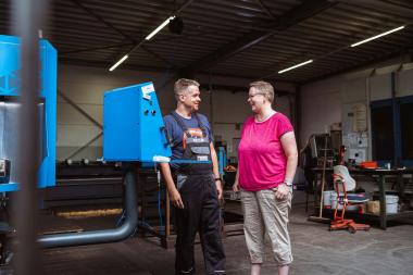 Alte Station, neuer Start: Stefan Wagner brachte seinen gesamten Arbeitsplatz zu Großewinkelmann. Karin Kirchner (r.) betreut die Inklusionskräfte. Jede Woche dreht sie ihre Runde im Betrieb.<br>Foto: LWL/Paul Metzdorf 