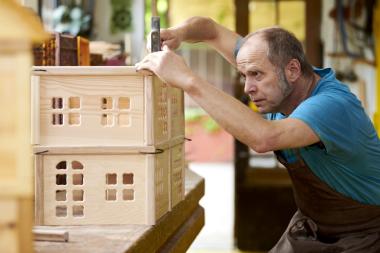 Norbert Stock, Inhaber und Gründer der Spielzeugmanufaktur Madera in Oelde-Stromberg, bei der Herstellung eines seiner hölzernen Puppenhäuser.<br>Foto: LWL/Tuula Kainulainen
