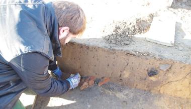 Die Grube mit den Briquetagefunden wird zurzeit noch untersucht.<br>Foto: David Petö, Archäologie am Hellweg e. G. 