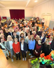 Ehrung im Festsaal: Mitarbeitende der LWL-Gesundheitseinrichtungen im Kreis Soest, die 25 oder 40 Jahre im Dienst sind oder in den Ruhestand traten, kamen zu einem besonderen Abend zusammen: <br>Bild: LWL 