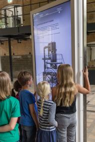 Auf großen Bildschirmen erwachen die alten Maschinen des Hebewerks wieder zum Leben.<br>Foto: LWL / Philipp Harms