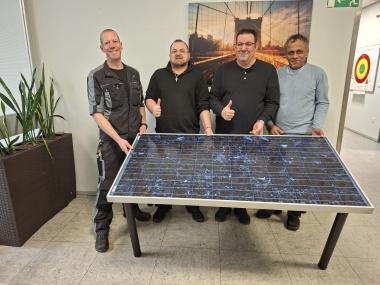 Das Team Tagesstruktur mit Martin Hünteler (ganz l.) und Wolfgang Koring (3.v.l.) präsentiert den ersten Prototypen des Solarmodul-Tisches.<br>Foto: LWL / Sibylle Kaufhold