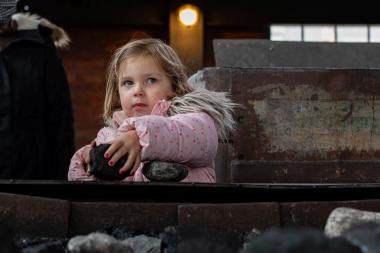 Auf dem "Weg des Bergmanns" können auch die Jüngsten einmal ein Stück Kohle in die Hand nehmen. <br>Foto: LWL / Julia Gehrmann