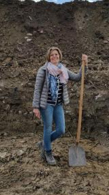 Als Stadtarchäologin von Paderborn greift Dr. Sveva Gai auch selbst mal zur Schaufel <br>Foto: LWL