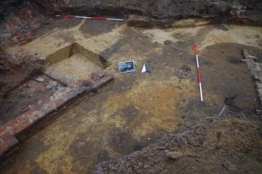 Diverse Gruben, Gräben und Pfostenlöcher zeugen von der bis in das Hochmittelalter zurückreichenden Siedlungstätigkeit in den Hinterhöfen an der Brinkstraße. <br>Foto: U. Holtfester/Archäologie am Hellweg eG