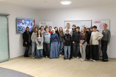 Die achte Klasse des Carolus-Magnus-Gymnasiums hat die Ausstellung besucht. <br>Bild: LWL/Julia Bütow