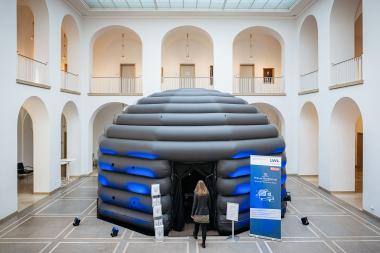 Das Pop-up-Planetarium des LWL-Museums für Naturkunde blickt auf erfolgreiche fünf Jahre on Tour zurück. Hier ein Foto vom Anfang der Tour im LWL-Landeshaus.<br>Foto: LWL / Steinweg 