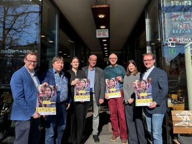 Präsentieren die diesjährige Filmreihe "Drehbuch Geschichte" 2026 (v. l..): Jens Effkemann (Volksbund Deutsche Kriegsgräberfürsorge e.V.), Prof. Dr. Stefan Höppner (LWL-Literaturkommission für Westfalen), Karolin Engel (Geschichtsort Villa ten Hompel), Prof. Dr. Markus Köster (LWL-Medienzentrum für Westfalen), Jens Schneiderheinze (Die Linse e.V.), Jessica Best (LWL-Medienzentrum für Westfalen), Stefan Querl (Gegen Vergessen - Für Demokratie e.V.). <br>Foto: LWL