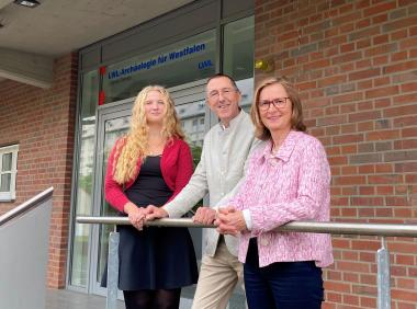Die LWL-Archäologie für Westfalen macht sich mit dem Kauf des Gerätes zur 3D-Digitalisierung bereit für die Zukunft: (v. l.) Restauratorin Jule Materlik, LWL-Chefarchäologe Prof. Dr. Michael Rind und Dr. Birgit Münz-Vierboom, Leiterin der Zentralen Dienste.<br>Foto: LWL/C. Steimer