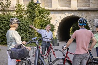 Herbert Niewerth (Mitte) leitet die Radtour ins Münsterland. <br>Foto: LWL / Julia Gehrman