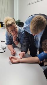 Blutdruck messen war eine der Aufgaben beim Kennenlernen der psychiatrischen Pflege im Vorjahr. <br>Foto: LWL/Sandra Kätker, 2025