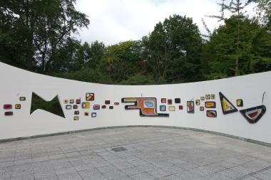 Übersichtsaufnahme der Keramikkunstwand, Innenseite. <br>Foto: LWL/Luisa Bulian 