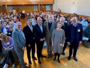 Sie begrüßten die Tagungsgäste zur 39. Eickelborner Fachtagung: (v.l.): Pflegedirektor Stephan Deimel, Kaufmännischer Direktor Tobias Brockmann, der Direktor des LWL, Dr. Georg Lunemann, Lippstadts Bürgermeister Alexander Tschense, Gruppenleiterin im NRW-Gesundheitsministerium Birgit Szymczak, Ärztlicher Direktor Bernd Wallenstein und LWL-Maßregelvollzugsdezernent Tilmann Hollweg.<br>Bild: LWL/Schulte-Fischedick