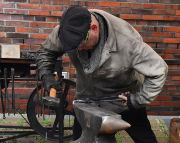 In der Schau-Schmiede können Besuchende Kulturvermittler und Schmied Timo Reichelt über die Schulter schauen.<br>Foto: LWL/ P. Schmidt-Jülich