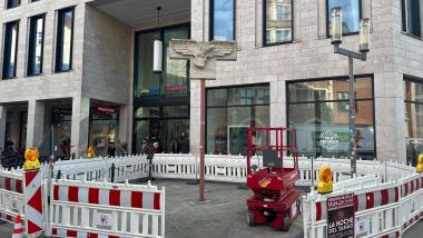 Martha Roslers Skulptur Projekt "Unsettling the Fragments (Eagle)" (2007) kehrt an seinen Platz vor den Münster Arkaden zurück.<br>Foto: LWL