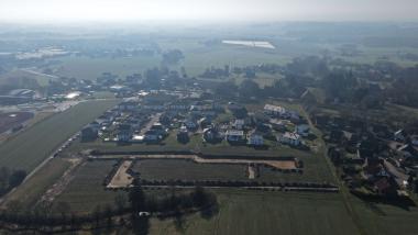 Luftbild über die Grabungsfläche von Norden. Im Vordergrund ist die Quelle mit dem anschließenden Bach zu sehen.<br>Foto: LWL-Archäologie für Westfalen / A. Koch