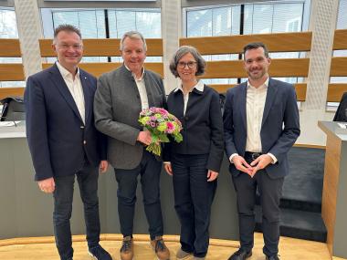 Gratulierten nach der Wahl der neuen Ärztlichen Direktorin des LWL-Klinikums Marsberg, Anke Blank: (v.l.) Prof. Dr. Thomas Reinbold (stellv. Ausschussvorsitzender), Wolfgang Diekmann (Ausschussvorsitzender) und LWL-Krankenhausdezernent Dr. Emanuel Wiggerich. <br>Bild: LWL/Thorsten Fechtner