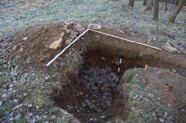 Ein tief ausgeschachtetes "L" - das jüngste Raubgrabungsloch auf dem Burgberg bei Iserlohn-Oestrich. <br>Foto: LWL-AfW Olpe/D. Riemenschneider