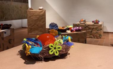 Blick in die Ausstellung "Bei dir piept's wohl!" im LWL-Museum Glashütte Gernheim. <br>Foto: LWL / Karoline Haeberlin 