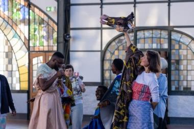 Transnationale Ensemble Labsa in der Performance NICE TEXTURE im LWL-Industriemuseum Zeche Zollern im Rahmen des Projekts "Folklore, die es nicht gab".<br>c LABSA<br>Foto: Cyril So Nde &amp; Audrey Ndjeng 