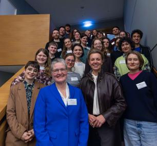 Anna Sellmann (4. Reihe Mitte) aus dem LWL-Museum für Kunst und Kultur nahm an der Auftaktfeier für das Programm "Forschungsvolontariat Kunstmuseen NRW" mit Kulturministerin Ina Brandes (2. v. r.) teil. <br>Foto: Frederic Labudda