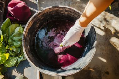 Mit alten Techniken färben Kinder Stoffe und andere Materialien. <br>Foto: Adobe Stock