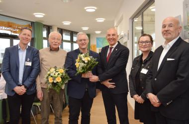 Dr. Georg Lunemann, Direktor des Landschaftsverbands Westfalen-Lippe (LWL, 3. v.r.) gratulierte Bürgermeister David Ostholthoff und Alt-Bürgermeister Heinz Hüppe zur Wahl im Beisein von Matthias Grimm (Kaufmännischer Direktor, r.), Dr. Monika Vilsmeier (Ärztliche Direktorin) und Pflegedirektor Stefan Schuchardt (li.). <br>Foto: LWL/Hannig