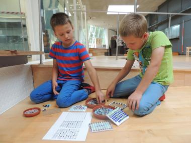 Beim Ferienprogramm "Mosaikwerkstatt. Die Kunst der bunten Steine" werden Kinder selbst kreativ und gestalten ihre eigenen kleinen Mosaike für zu Hause - mal nach Vorlagen wie hier, mal nach der eigenen Fantasie. <br>Foto: LWL/L. Verweyen 
