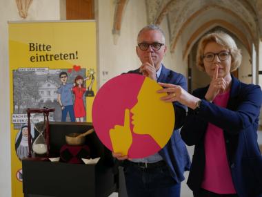 Kulturvermittlerin Dr. Nicola Karthaus und Museumsleiter Ingo Grabowsky laden dazu ein, beim Tag des Schweigens im Kloster Dalheim (22. März) auf Worte zu verzichten.<br>Foto: LWL/Dana Giebken
