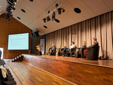 Eröffnungstalk "Archive als Fels in der Brandung? Garantieren Archive wirklich 'unverfälschte und authentische Informationen'?". Es diskutieren unter der Moderation von Prof. Dr. Marcus Stumpf: Dr. Barbara Rüschoff-Parzinger, Rajko Kravanja, Dr. Michaela Stoffels und Dr. Michael Ruprecht (v.l.n.r.).<br>Foto: LWL-Archivamt für Westfalen 