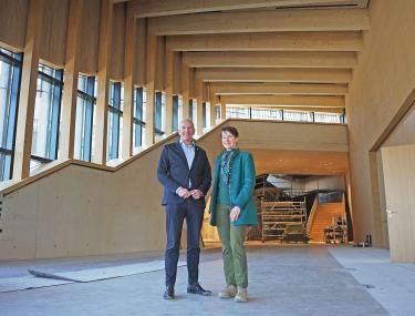 Der Landesdirektor des Landschaftsverbandes Westfalen-Lippe, Dr. Georg Lunemann, und Museumsdirektorin Dr. Marie Luisa Allemeyer im Foyer des neuen Eingangs- und Ausstellungsgebäudes, das im Juli eröffnet wird.<br>Foto: LWL
