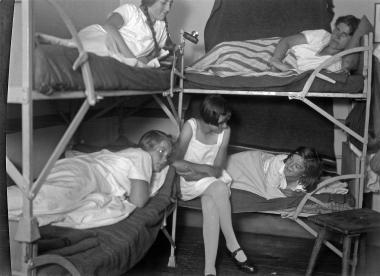 "Dönekens" werden gerne zu später Stunde erzählt - auch in Jugendherbergen. <br>Foto: LWL-Medienzentrum für Westfalen 