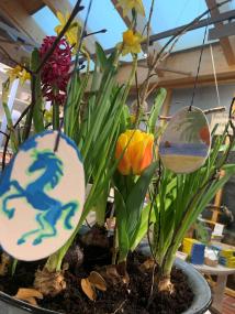 Kreativ zu Ostern: In der Ziegelei können Kinder österliche Anhänger aus Ton bemalen. <br>Foto: LWL / Andrea Henkel