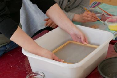 Saatpapier zum Selbermachen: Beim Osterferienprogramm werden im Kloster Dalheim aus selbstgeschöpften Papier Karten mit Blumensamen erstellt. <br>Foto: LWL/Katharina Kruck 