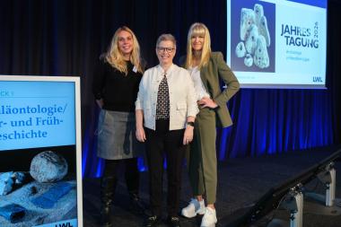 Direktorin der LWL-Archäologie für Westfalen, Dr. Sandra Peternek, Ina Hanemann vom NRW-Ministerium für Heimat, Kommunales, Bau und Digitalisierung und LWL-Kulturdezernentin Dr. Barbara Rüschoff-Parzinger eröffnen die Jahrestagung der LWL-Archäologie (von links nach rechts).<br>Foto: LWL-AfW/S. Brentführer