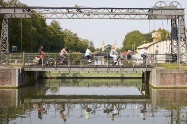 Radtour zum Dortmunder Hafen mit Herbert Niewerth (rechts). <br>Foto: LWL/Gehrmann 