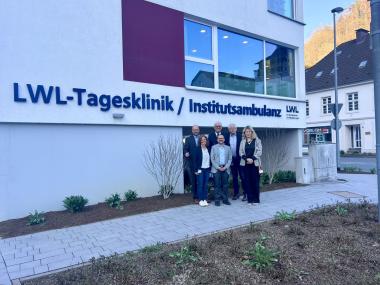 Besuch in der LWL-Tagesklinik PLettenberg: (v.l. hintere Reihe) Prof. Dr. Jens Bothe (Kaufmännischer Direktor der LWL-Klinik Hemer), Ralf Beßler (Bürgermeister der Stadt Plettenberg), Dr. Volker Wippermann (Facharzt für Psychiatrie und Psychotherapie) , Elke Koling (Chefärztin). (vorne): Heidi Bastian (Pflegerische Leitung), Hatem Müller (Oberarzt). <br>Foto: Wyludda/LWL 