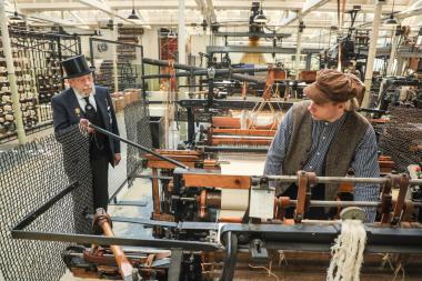 Die Gäste begleiten unter anderem einen Unternehmer und einen Tagelöhner beim Rundgang durch die Textilfabrik. <br>Foto: LWL / Sven Betz