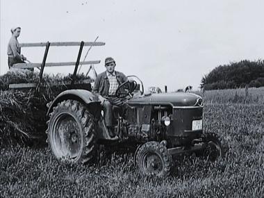 Das Ehepaar Jütten bei der Feldarbeit. Ausschnitt aus dem WDR-Beitrag "Utopia: Brilon im Sauerland" (1961) © WDR 
