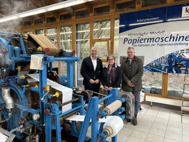 Konnten die laufende Papiermaschine bereits bewundern: Dr. Georg Lunemann, der Direktor des LWL, Museumsleiterin Dr. Bärbel Maul und Henrik Erfurt (Geschäftsführer Firma Erfurt).<br>Foto:LWL/ Marie Hangebrauck